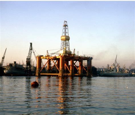 rig trends floating rig market facing high  contract rollovers