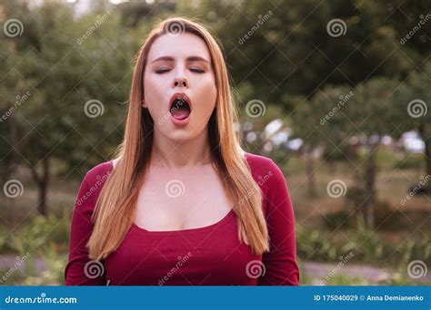 女性模仿性高潮脸 她穿着休闲而性感的套装，站在公园里 夏日六合体夏日画像 库存图片 图片 包括有 中风 纵向 175040029