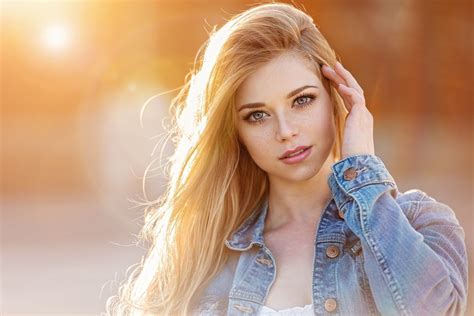 Download 3840x2160 Blonde Model Sunlight Freckles Long
