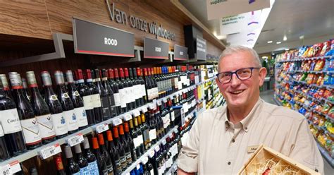 martin werkt al vijftig jaar bij zijn supermarkt  haaksbergen de eerste kiwis waren een