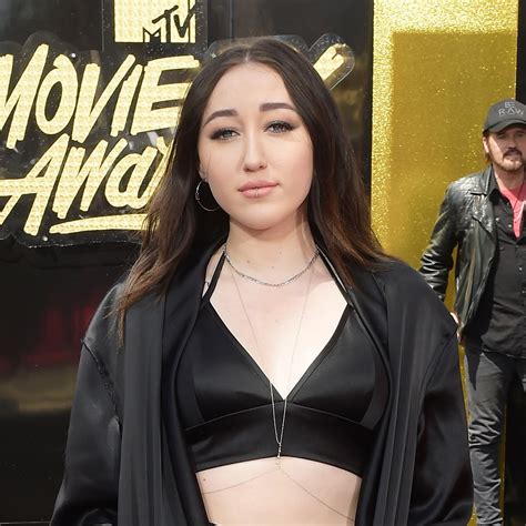 mtv movie and tv awards 2017 noah cyrus wears black satin pajama look