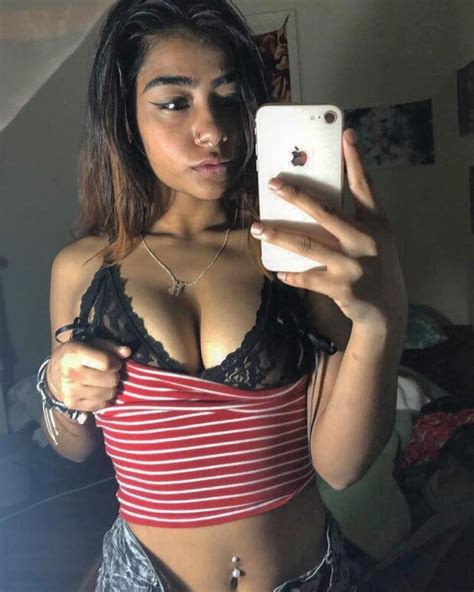 Desi Teen Takes Selfie And Flaunts Cleavage Cond0r