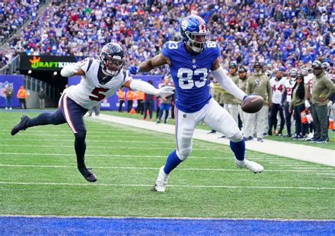york giants hold   halftime lead  texans sports illustrated