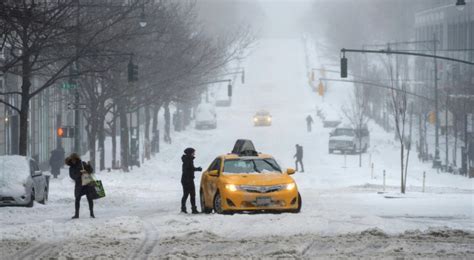 york city  winter storm      inches  snow heads