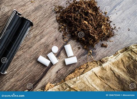 rokende toebehoren en droge tabaksbladeren stock foto image  sigaret sigaretten