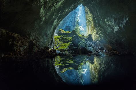 spelunking vietnams son doong   largest caves   world eu