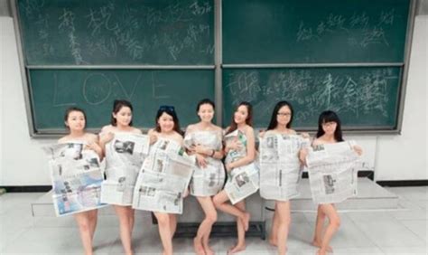 女生大尺度毕业照 裸体上阵用报纸遮羞 搜狐滚动