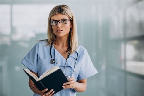 Портрет женщины врача средних лет в белом халате со стетоскопом на шее