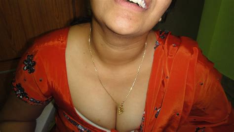 real aunty blouse cleavage of big boobs kamuk aunty ki garam photos