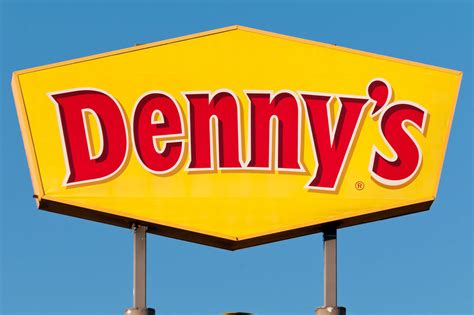 arlington dennys serves man raw chicken calls police