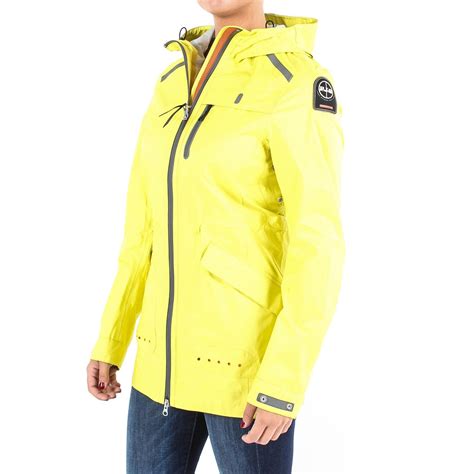 zomerjas van het merk parajumpers de jas heeft een vrolijke gele kleur en heeft een iets langer