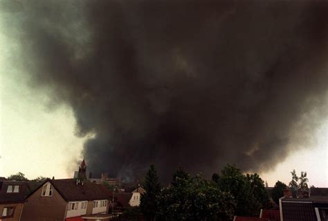 de vuurwerkramp  enschede van twintig jaar geleden  tien fotos lindanl