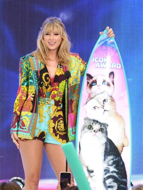 taylor swift sexy legs at 2019 teen choice awards the