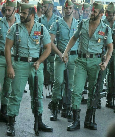 spanish legion hombres en uniforme día de la hispanidad