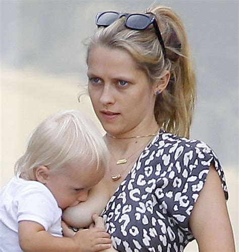 Teresa Palmer S Breast Feeding In Public Of The Day