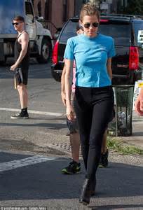 allison williams shows off her curves in clingy blue t
