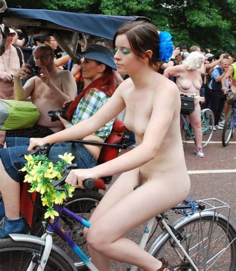 【イギリス】今年も開催！全裸で自転車レースする大会に→美しい白人が数々参加してると話題に… 世界の美少女ヌード