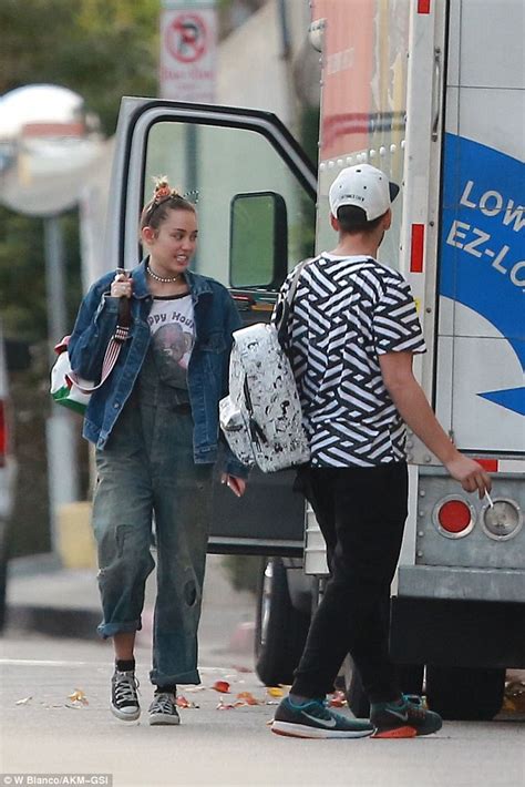 Miley Cyrus Drives To Liam Hemsworth S Home In A U Haul