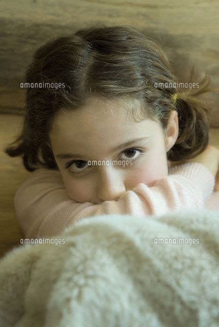 Pregirl Sitting And Resting Head On Arm[11001033301]の写真素材・イラスト素材｜アマナイメージズ