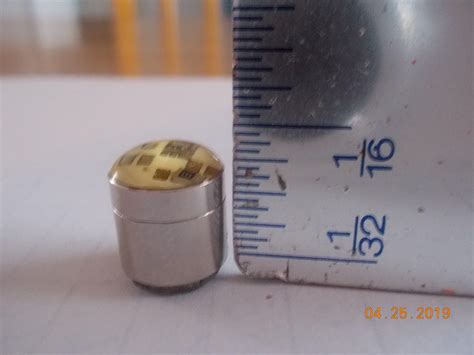 witt i found this in my grandmother s sewing kit opens up to a little plastic tube inside has