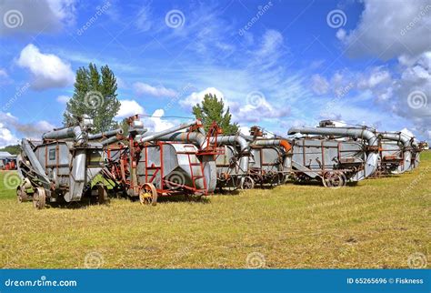 opstelling van oude dorsmachines stock foto image  oogst land