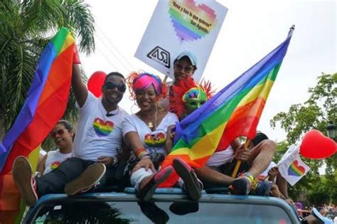 participan en caravana este domingo por el orgullo gay figuras públicas