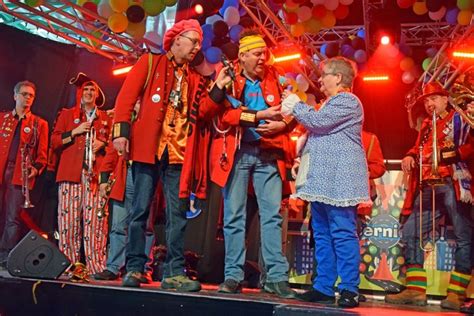 pin van gemeente etten leur op carnaval