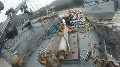 dumpertnl boot dubbel geramd  vissersoorlog