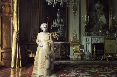 royal portrait queen elizabeth ii  annie leibovitz  photo school