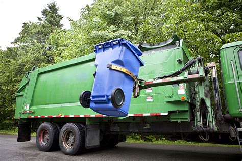 tip  garbage workers  dont leave  truck