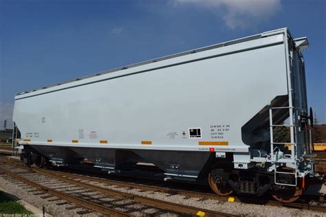 canadian national railway orders 1 000 grain hopper cars after new rail act is passed into law