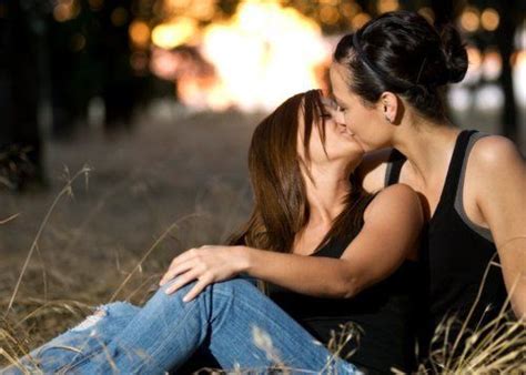 2 Attractive Lesbians Kissing Cute Lesbian Couples
