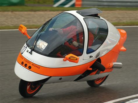 monoracer  fully enclosed motorcycle aims  redefine personal mobility bikernet blog