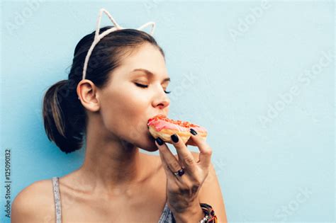 Attractive Brunette Sexy Woman Eating Tasty Donut Comprar Esta Foto De