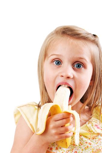 Маленькая Девочка Ест Банан — стоковые фотографии и другие картинки 4 5