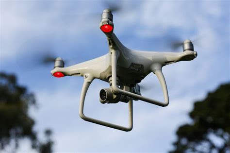 phantom  review djis  drone outsmarts bad pilots phantom  drone dji phantom  dji phantom