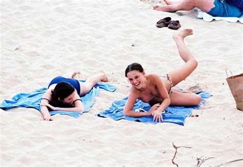 natalie portman nue dans beach babes