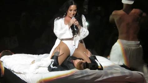 Demi Lovato And Kehlani Lesbian Kiss On The Stage