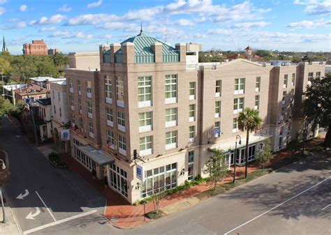 historic savannah hotel mid priced central delish