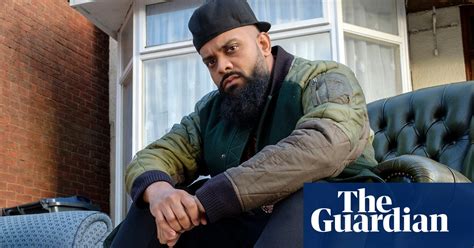 guz khan  son produced  poo      table stage