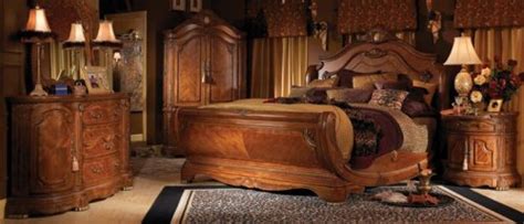 A Glimpse Of Luxury With Fancy And Exotic Bedroom Set