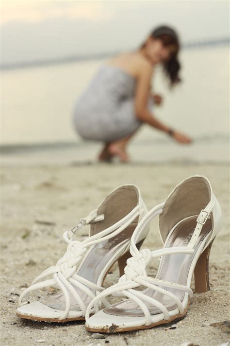 무료 이미지 바닷가 모래 구두 여자 화이트 여름 다리 봄 좌석 유행 인간의 몸 행복 운동화 신발류