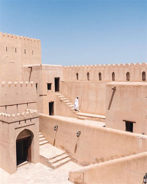 temperatures soared  day     nizwa fort   century fortress built