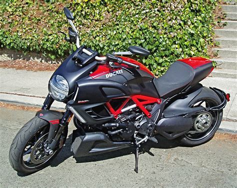 test ride  ducati diavel carbon red  auto expert