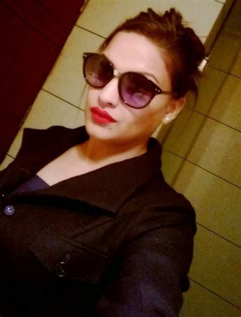 himanshi khurana hot and sexy unseen photos images and wallpapers allscoopwhoop