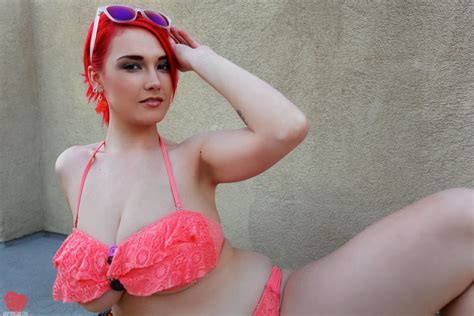 hot babe siri gives us a peek of her pussy in a bikini