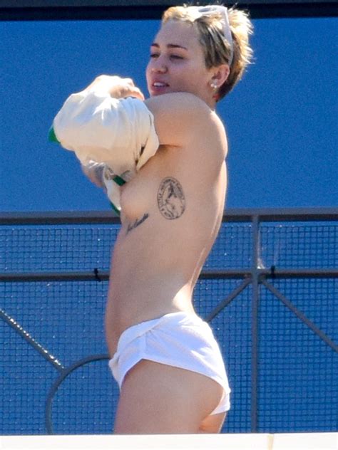 Miley Cyrus Nuda ~30 Anni In Topless On A Hotel Balcony In Sydney