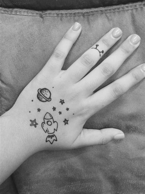 pin de 🌙𖠗ᗩɪᴋᴏ ꒰ᐢ ˕ ᐢ꒱ ♡ en hands tatuajes de sharpie tatuaje de