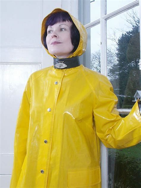 yellow pvc hooded raincoat regenmantel regenjacke und regenkleidung