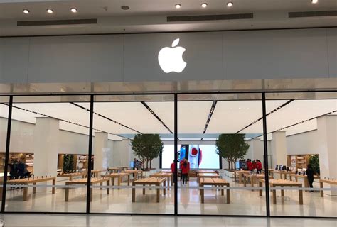 apple opens  doors    chadstone store   updated design tech guide